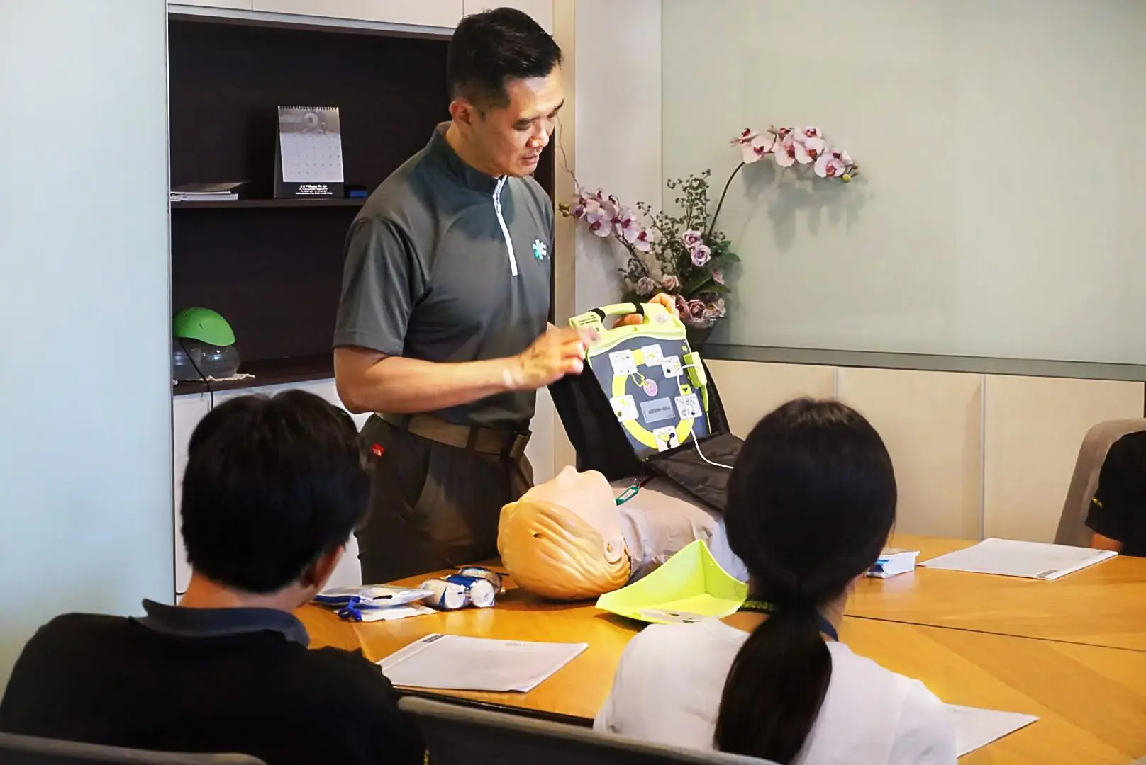 Medlink instructor teaching an AED and first-aid class