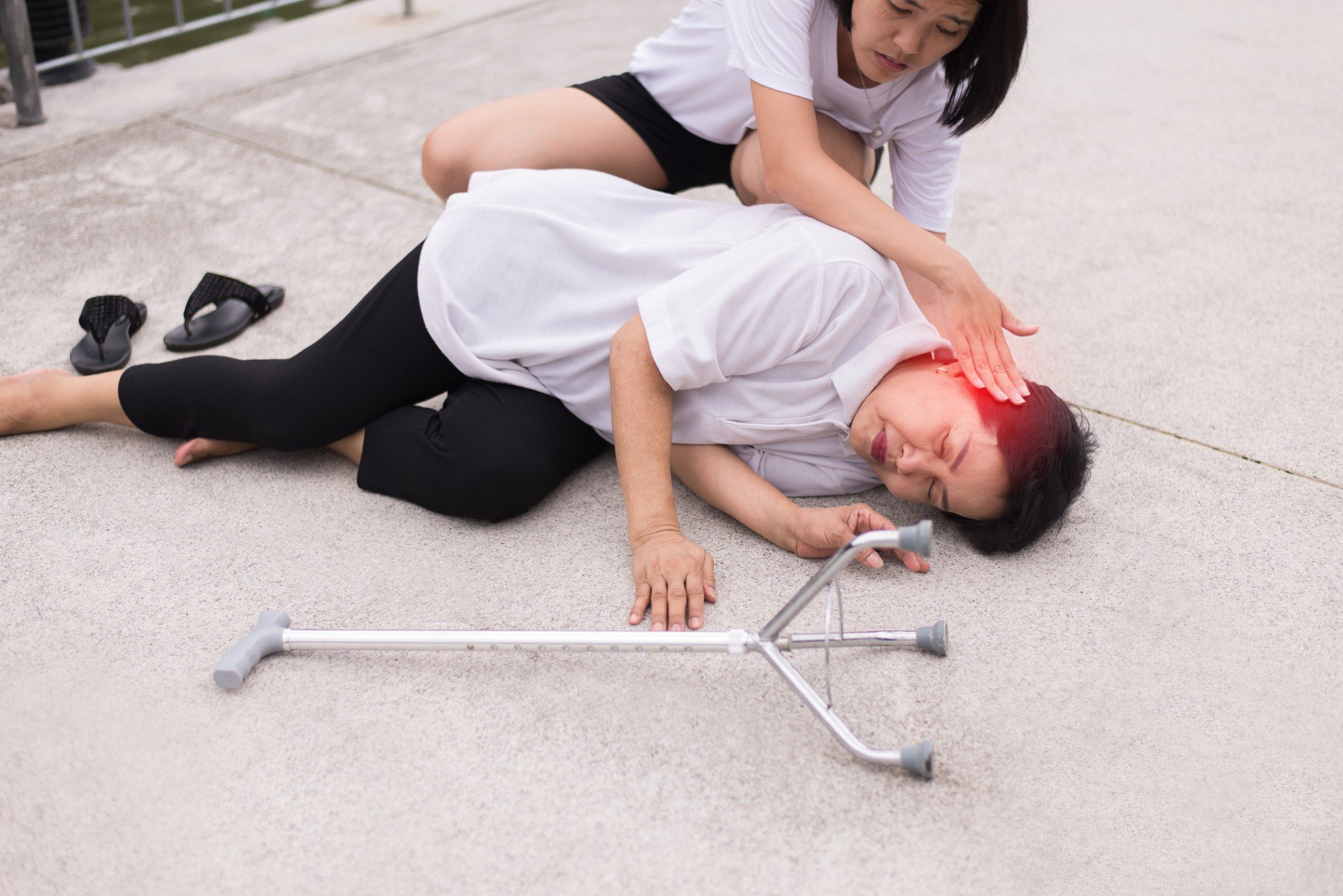 senior-asian-woman-faint-lying-down-and-unconscious-outdoor-daughter-take-care-and-support